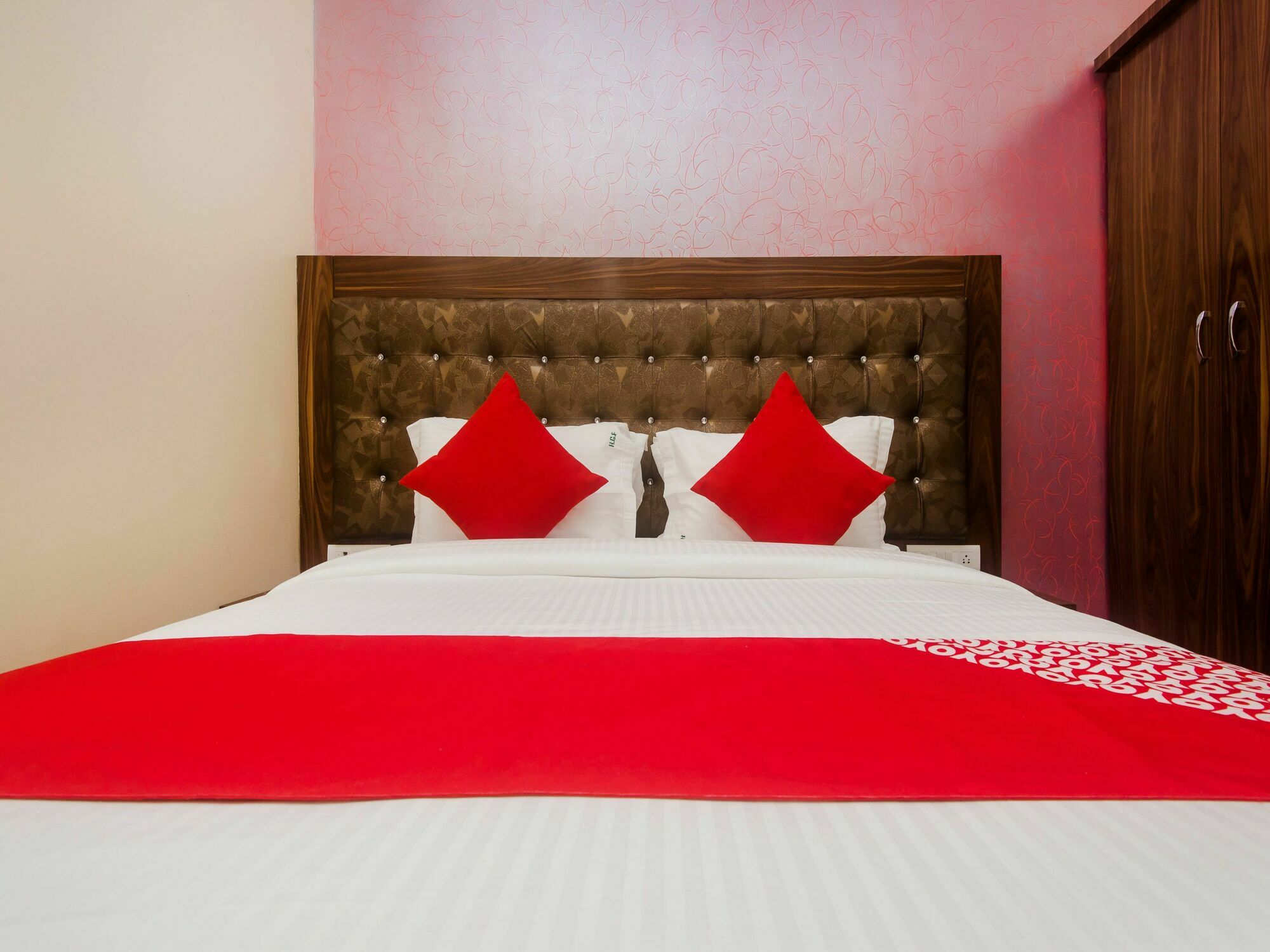 Hotel O Greenforest Near Airport Road Metro Station Bombay Eksteriør billede