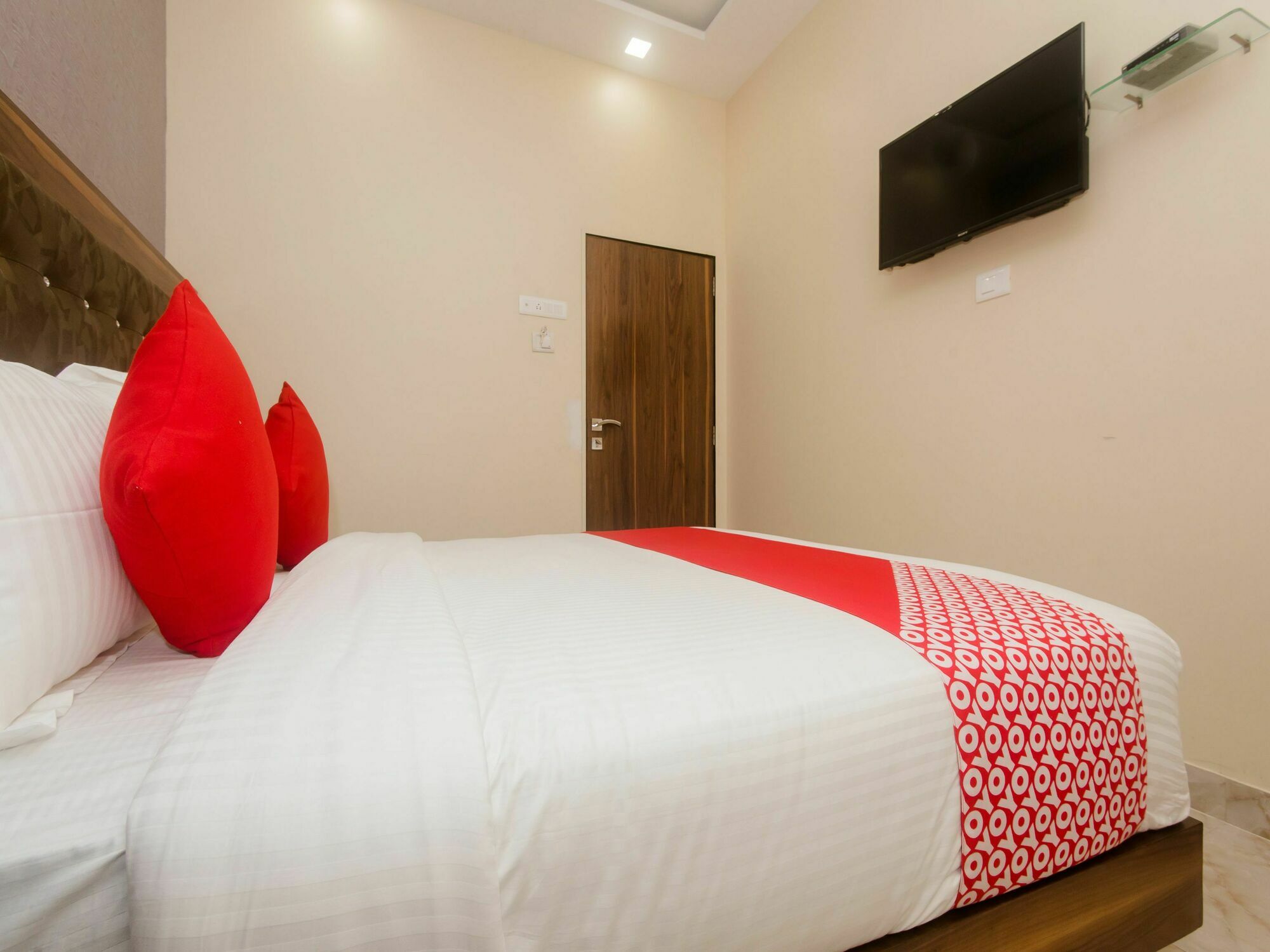 Hotel O Greenforest Near Airport Road Metro Station Bombay Eksteriør billede